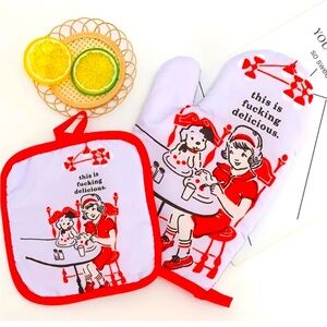 Retro Pot Holder & Oven Mitt Offensive